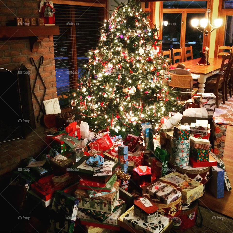 Christmas tree with presents 