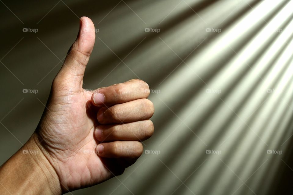 hand doing a thumbs up sign