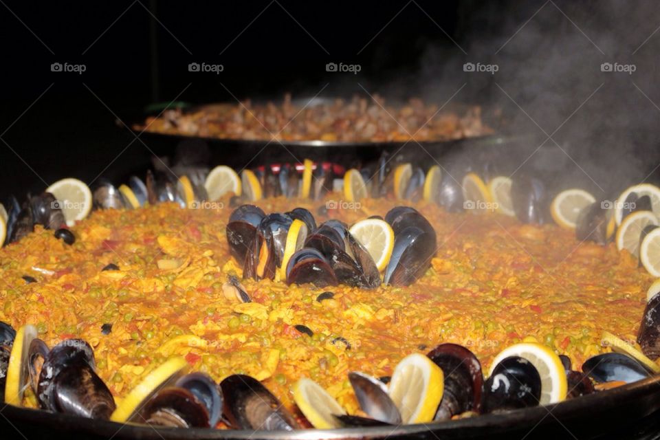 Paella with mussels and lime