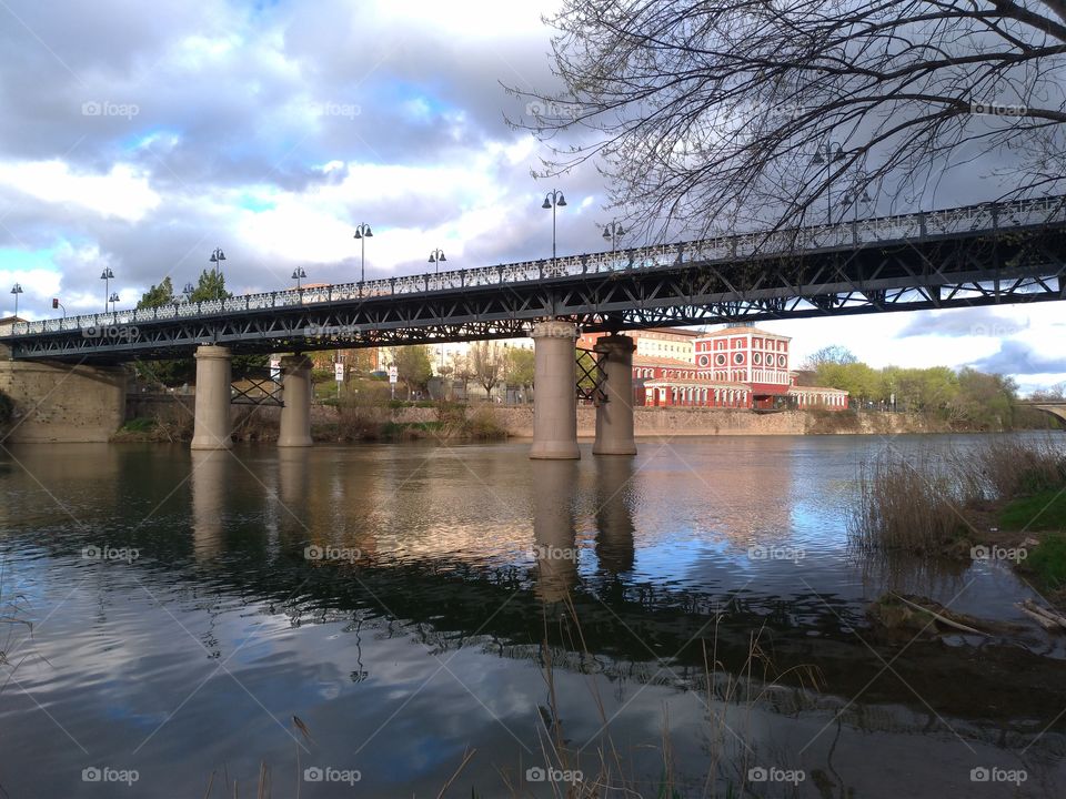 Puente de hierro sobre el río Ebro en Logroño