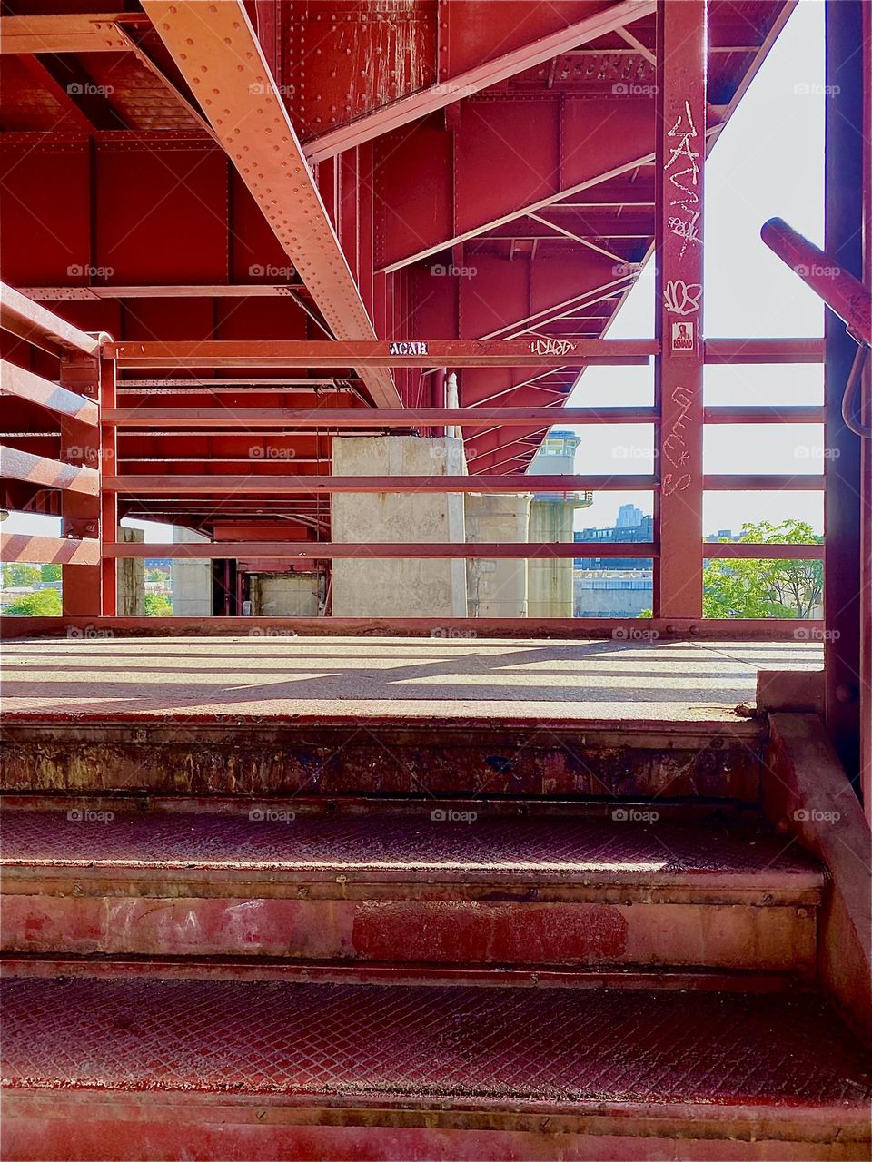 It’s a rare detail of the „Pulaski Bridge“ in LIC, Queens: the parallel bars of the railing set against the angular support beams in the ceiling, parallel shadows with angled perspective are all fascinating to look at. 2023. Hypnotic Productions