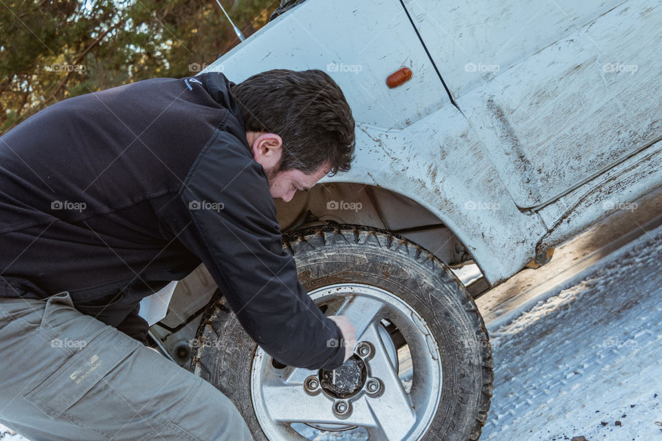 Changing a flat tire to the car