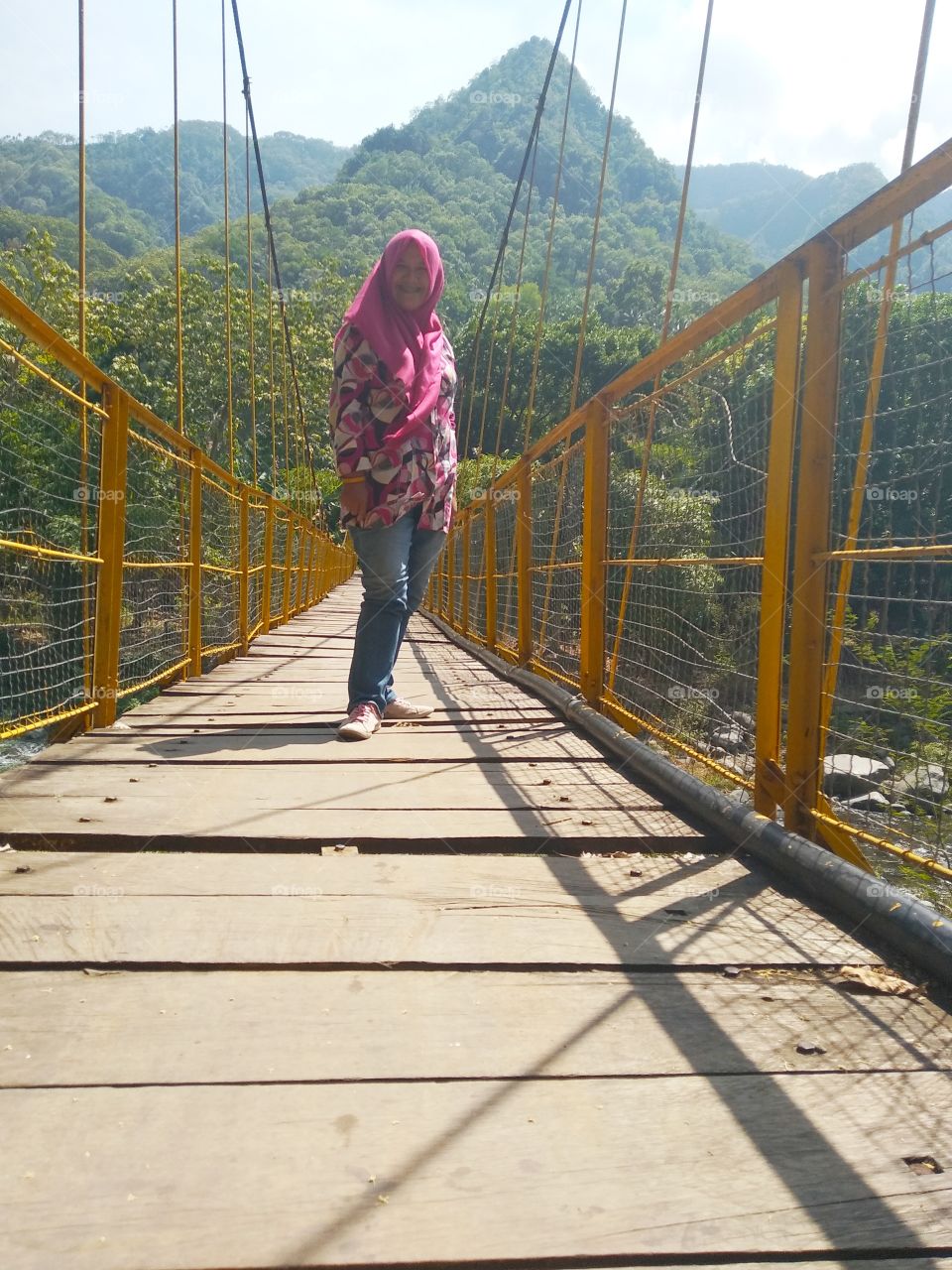 Jembatan Gantung Kuning