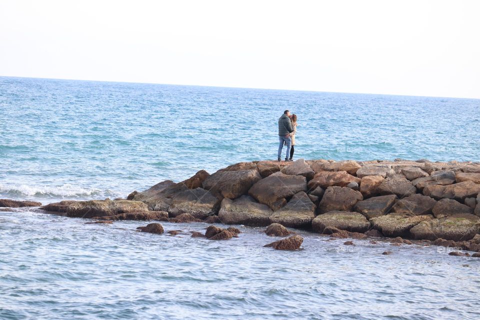 People kissing at the shore