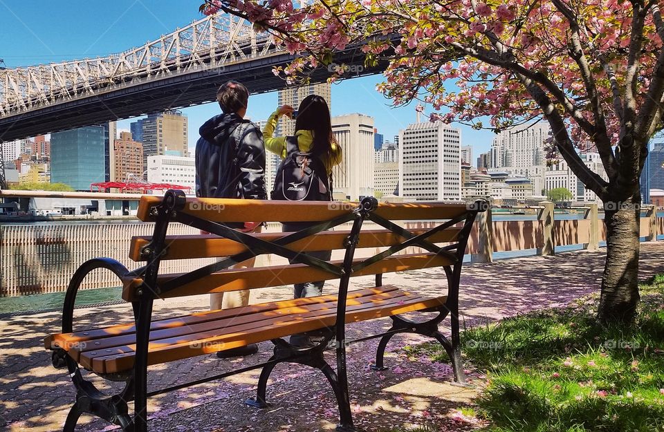 Tourists taking photos of Manhattan bridge