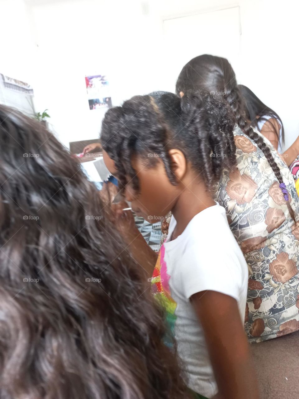 Cabelos. Mantenha os cabelos sempre limpos e o couro cabeludo saudável. Um dos cuidados básicos que devemos ter com os cabelos é cuidar da sua limpeza diária. Use shampoos e, cremes  adequados para seu tipo de cabelo.