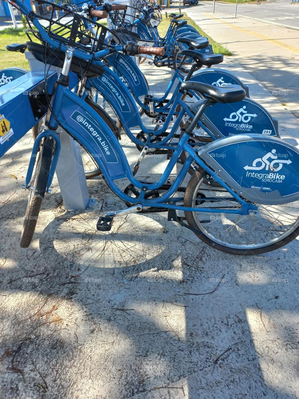 Bicicletas compartilhadas. O integrabike é uma inovação  e, garante um serviço  de qualidade a população.  É uma opção  de mobilidade urbana ao Sorocabano, seja como forma de lazer ou locomoção  no dia a dia da casa para o trabalho e vice- versa