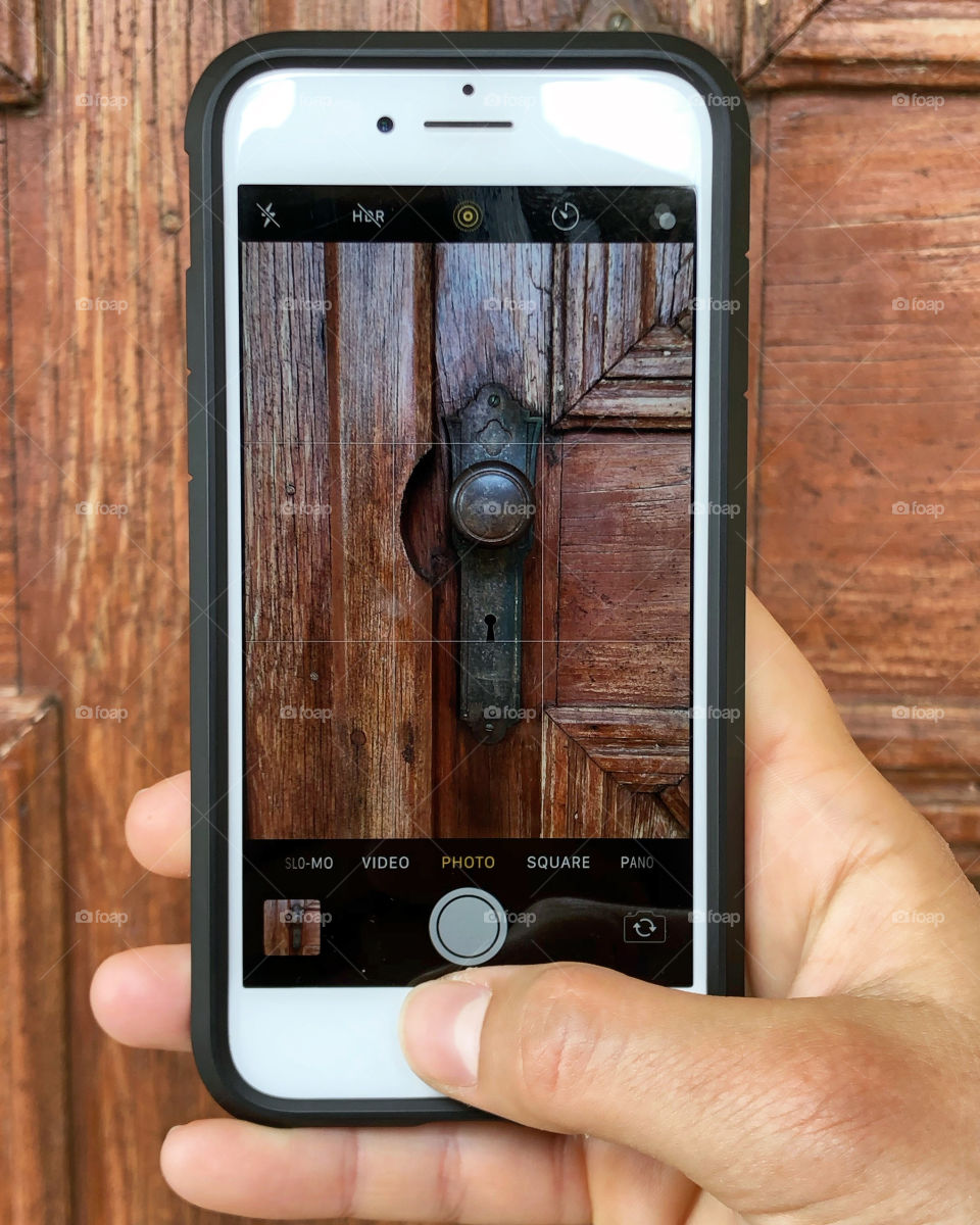 A picture of a solid door’s antique door handle