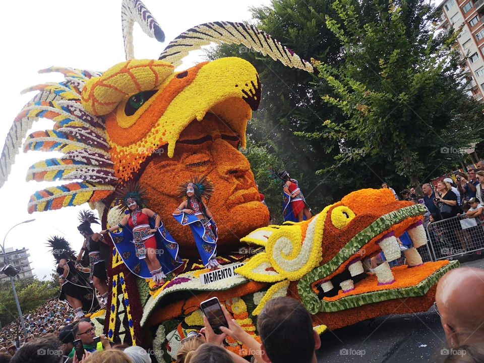 Batalla de las Flores. Una festividad veraniega que se celebra en Laredo, pueblo Cantabro. Se crean Cavalgatas florales con diferentes temáticas y se reparten premios a las más bonitas.