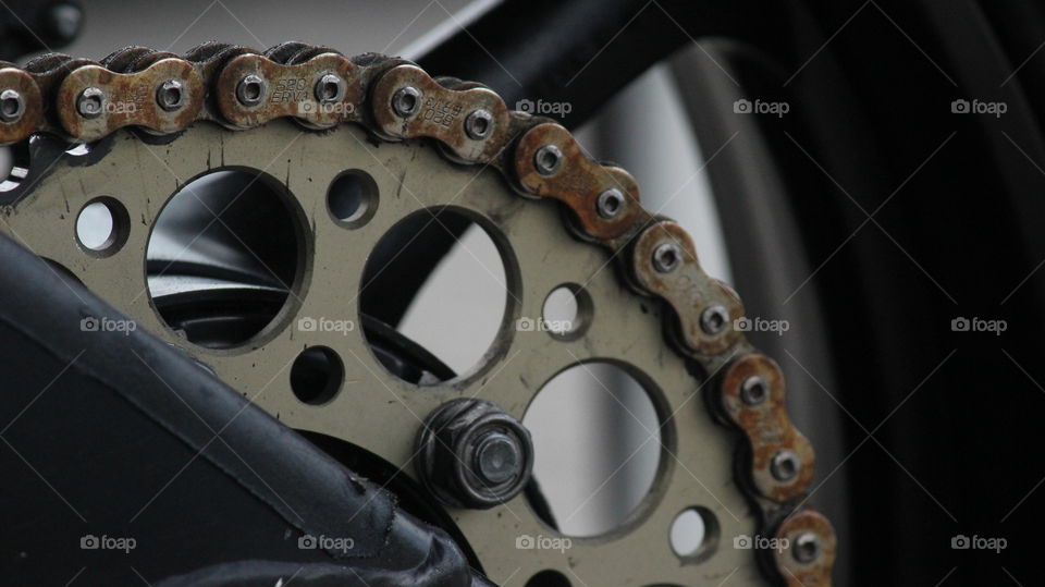 closeup foto of the chain and sprocket