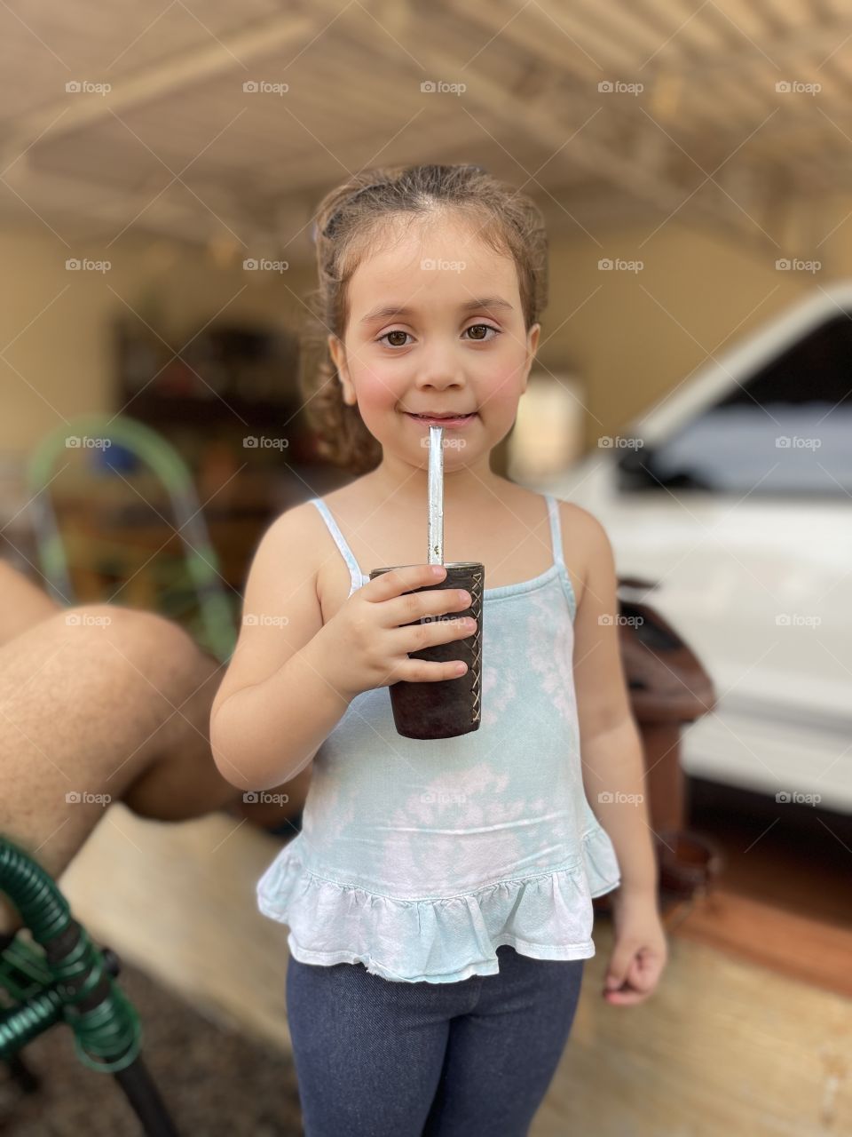 Beatriz tomando terere com a mamãe , bebida típica do estado do MS 