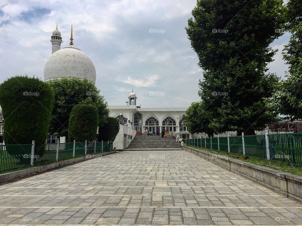 HAZRATBAL SHRINE- Shrine located on the banks of Dal Lake is a must visit if you’re traveling to Kashmir