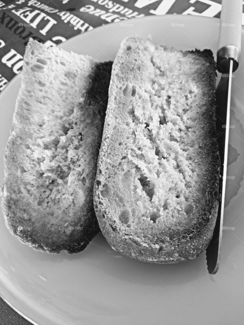 tostadas de pan en blanco y negro