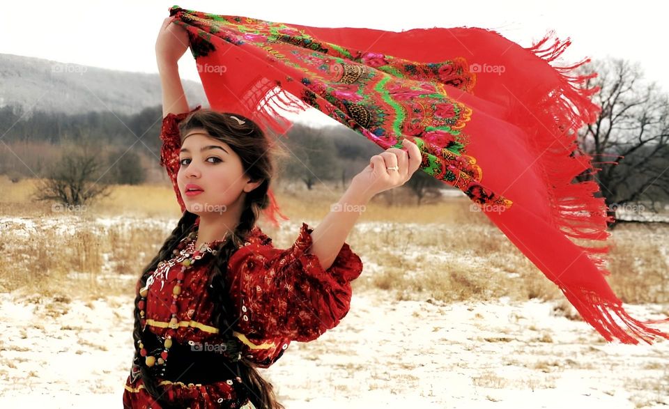 Țiganii sunt acei oameni atipici, cu mai multe naționalități și multiculturali, iar această femeie roma este unul dintre ei, într-o lume parcă nouă, liberă, plină de aventură, dragoste și frumusețe.