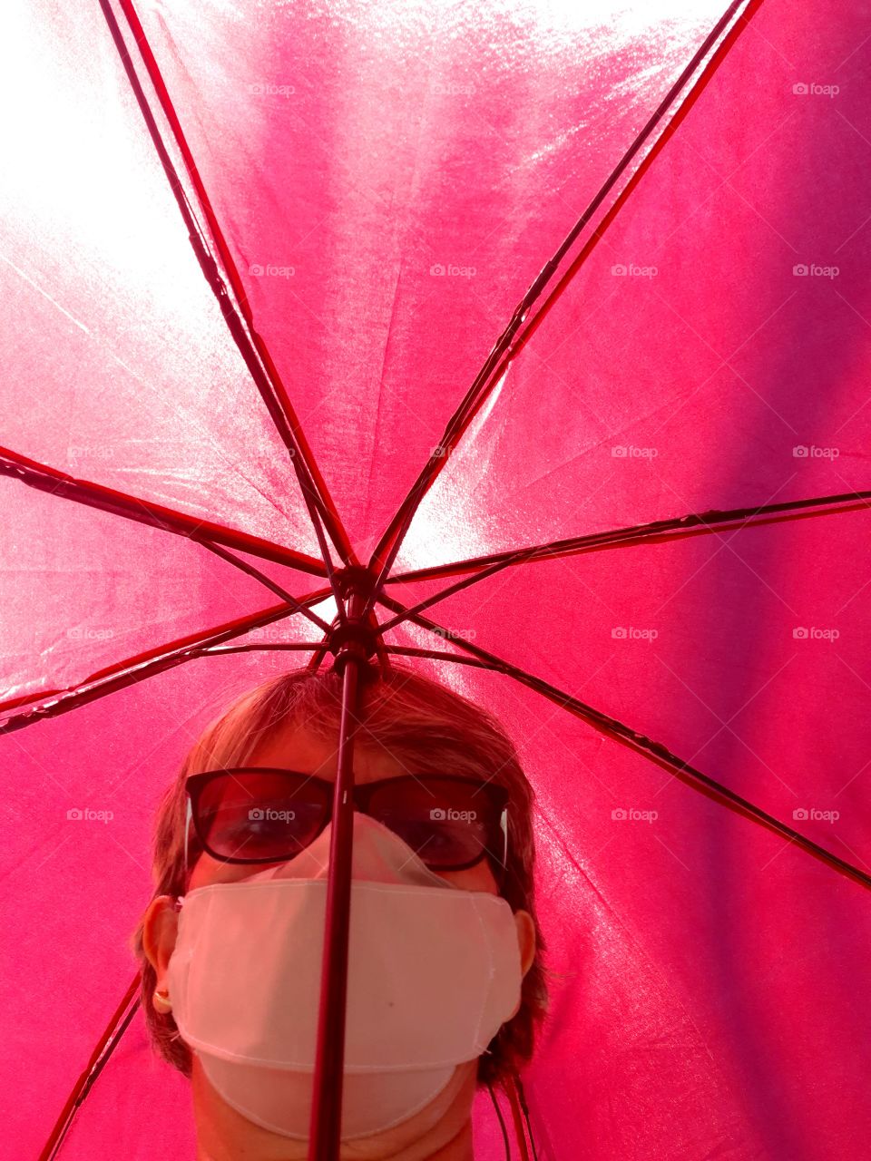 proteção do sol quente e máscara para se proteger contra o virus