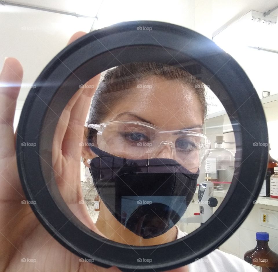 Clic descontraído em ambiente de trabalho, laboratório físico-quimico