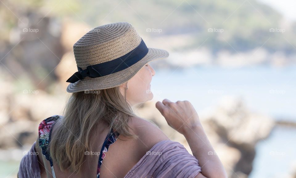 Stillness, a woman and the sea 