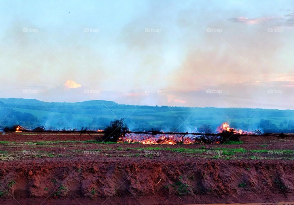 A dangerous practice in the interior of the state of São Paulo, Brazil, is burning. They are banned, but even so, some people still do.