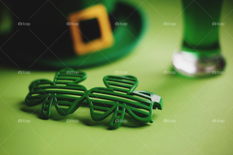 St. Patrick's day, green, leprechaun, beer, green beer, paraphernalia, Ireland, Irish, March 17, clover, lucky, luck, good luck, coins, wealth, hat, leprechaun, pot, confetti, holiday, Wallpaper, background, spectacles, carnival, karnavalnye glasses, green hat, celebration, parade, cocktail, drink, drinking, alcohol, Mixology, drink, top, minimal, festival, party, March, event, accessories, festival glasses, spring, deep green, green, grass, thematic, national, tradition, traditions, traditional, St. Patrick, Patricks, Saint Patrick, patricks, still life, symbol,
