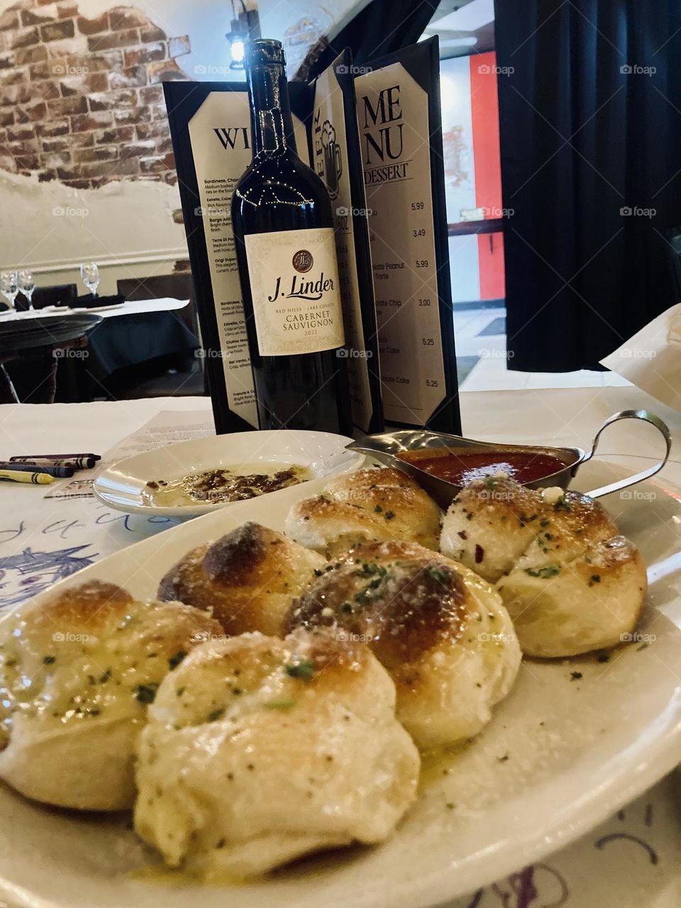 Garlic knots and sauce 