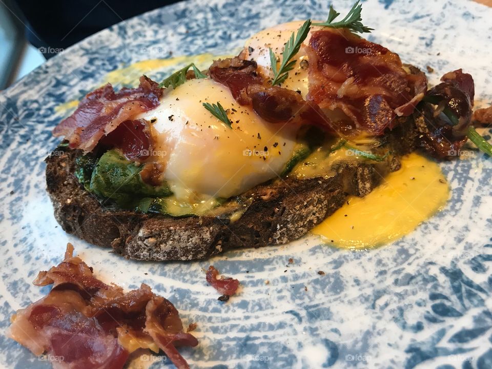 Eggs Benedict-close-up-breakfast