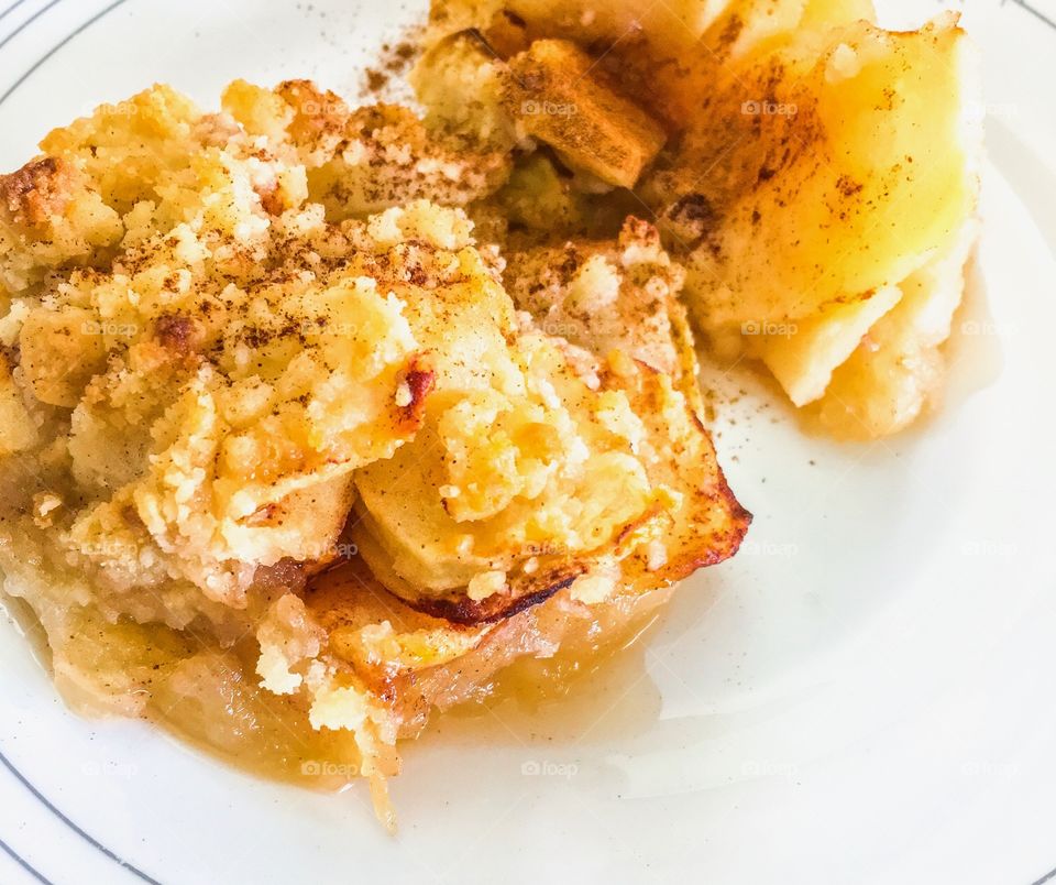 Apple crumble with cinnamon 