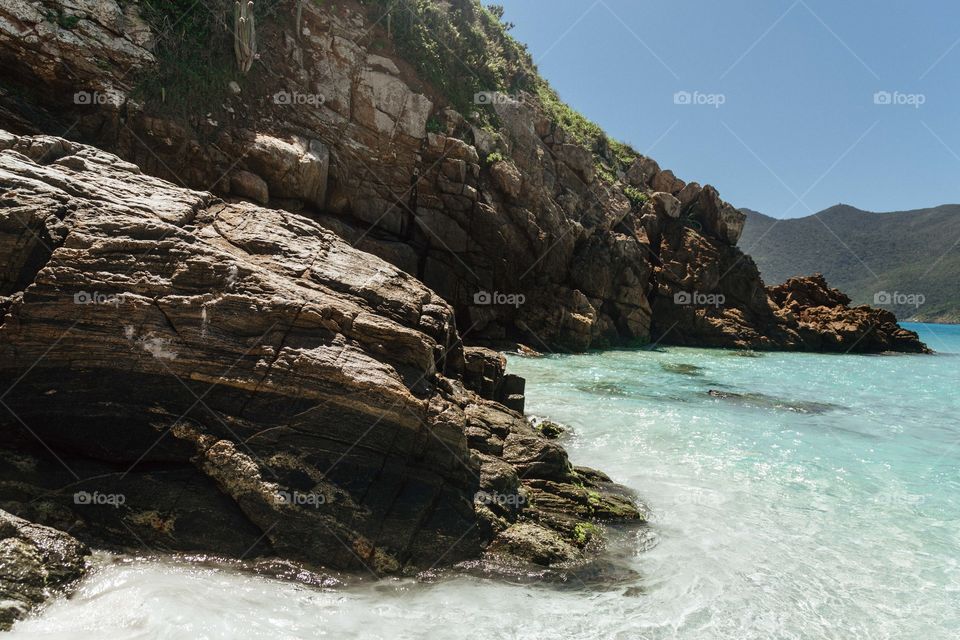 Praia com paisagem linda e fantástica no Brasil, na região do Lagos no Rio de Janeiro, em Arraial do Cabo. Uma ilha incrível de conhecer!
