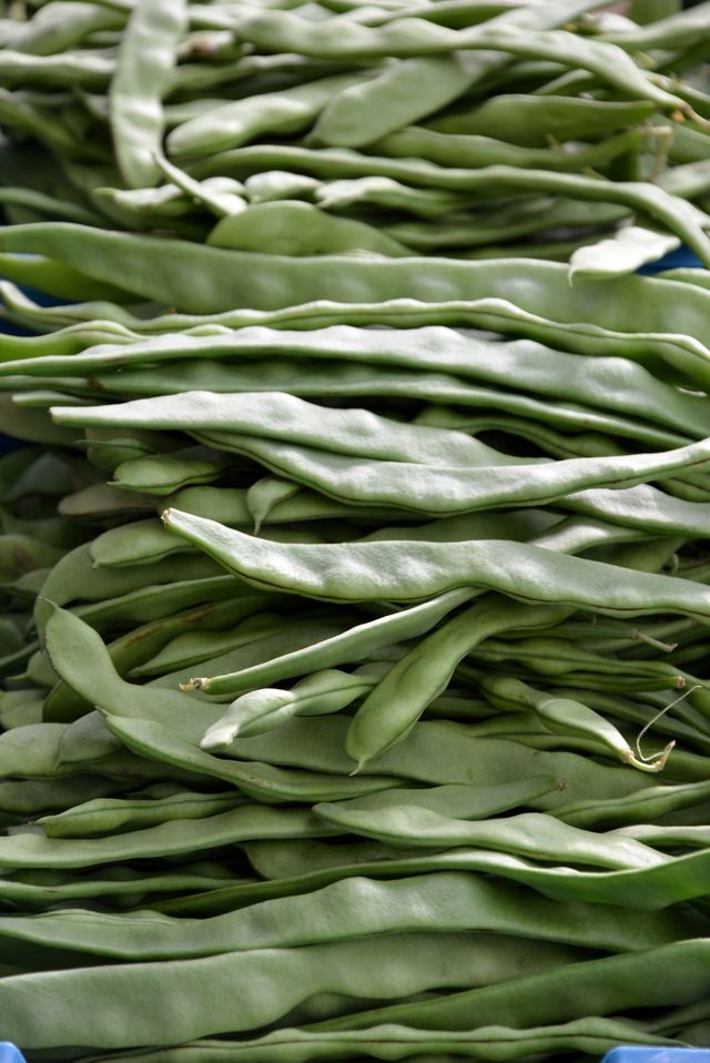 String beans at the market