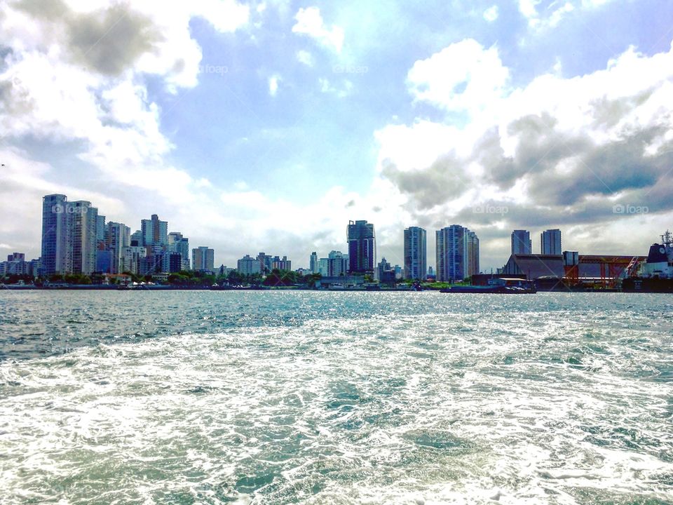 Uma vista do #Estuário de #Santos. As #cores e #brilhos realçam a #cidade banhada pelo #Oceano Atlântico. 
🌊 
#natureza #paisagem #fotografia #mar #inspiração #mobgrafia
