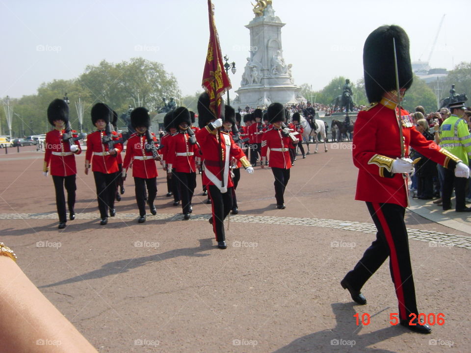 queen's guard . Buckingham pal