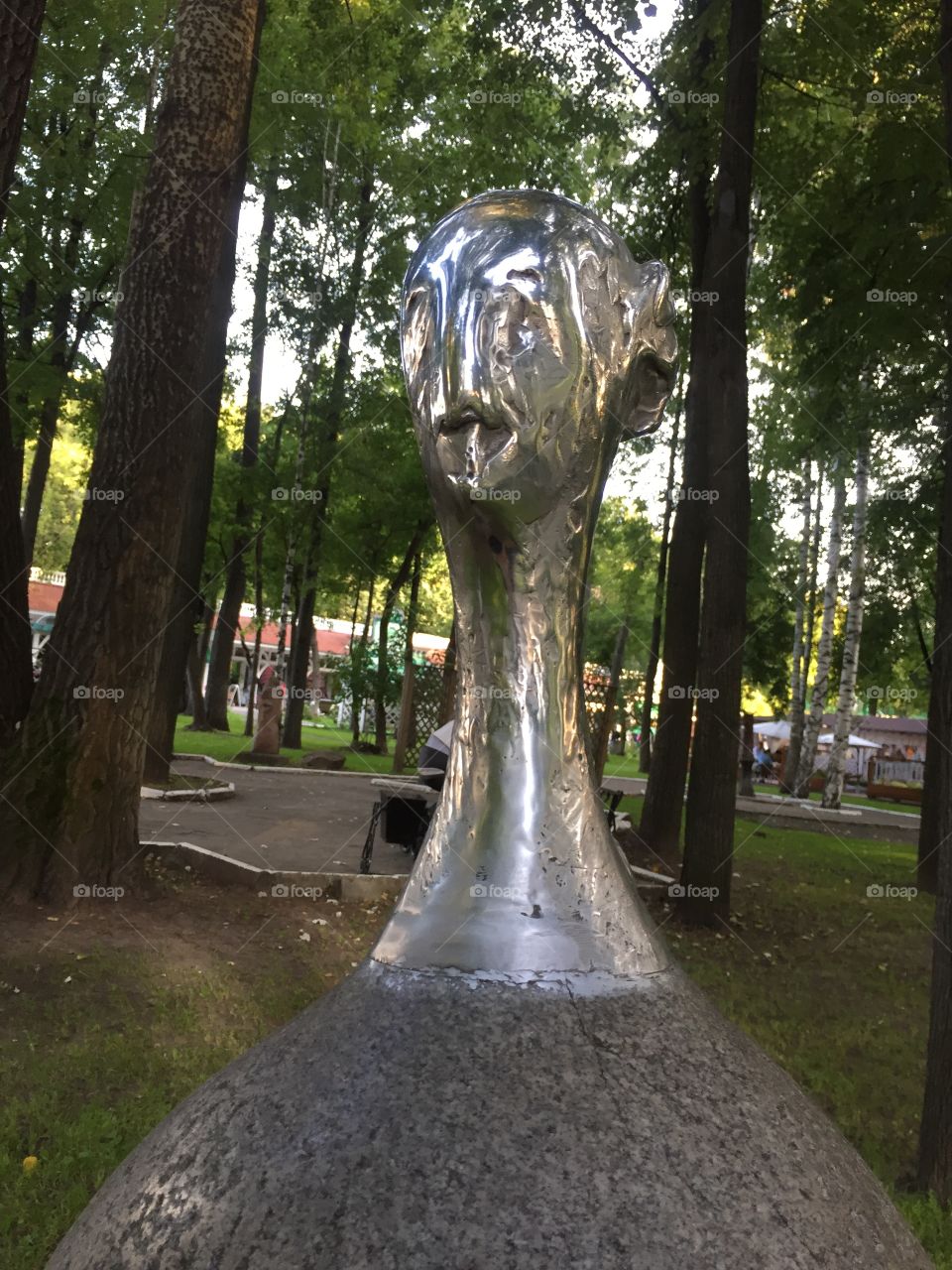 Литая голова в парке Перми