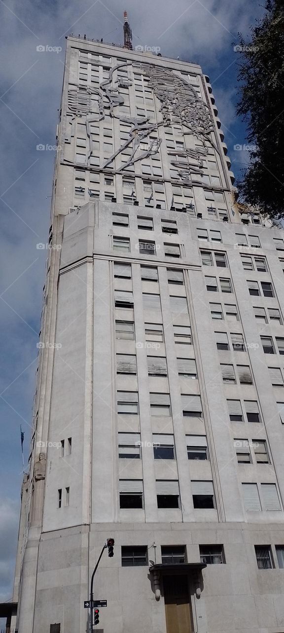 edificio de ministerio de salud de Argentina con obra de arte con imagen de evita