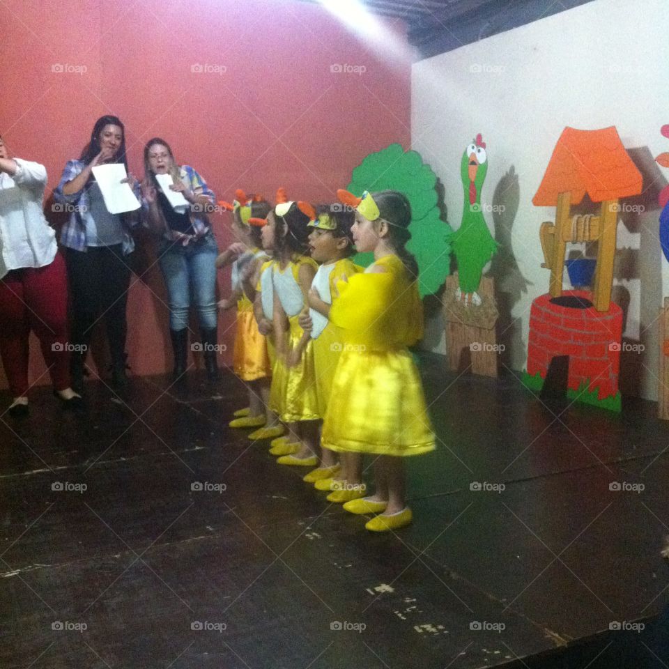 Minha patinha Qua-Quá na formatura da Escolinha Infantil. Para as crianças, tal momento é legal demais. 