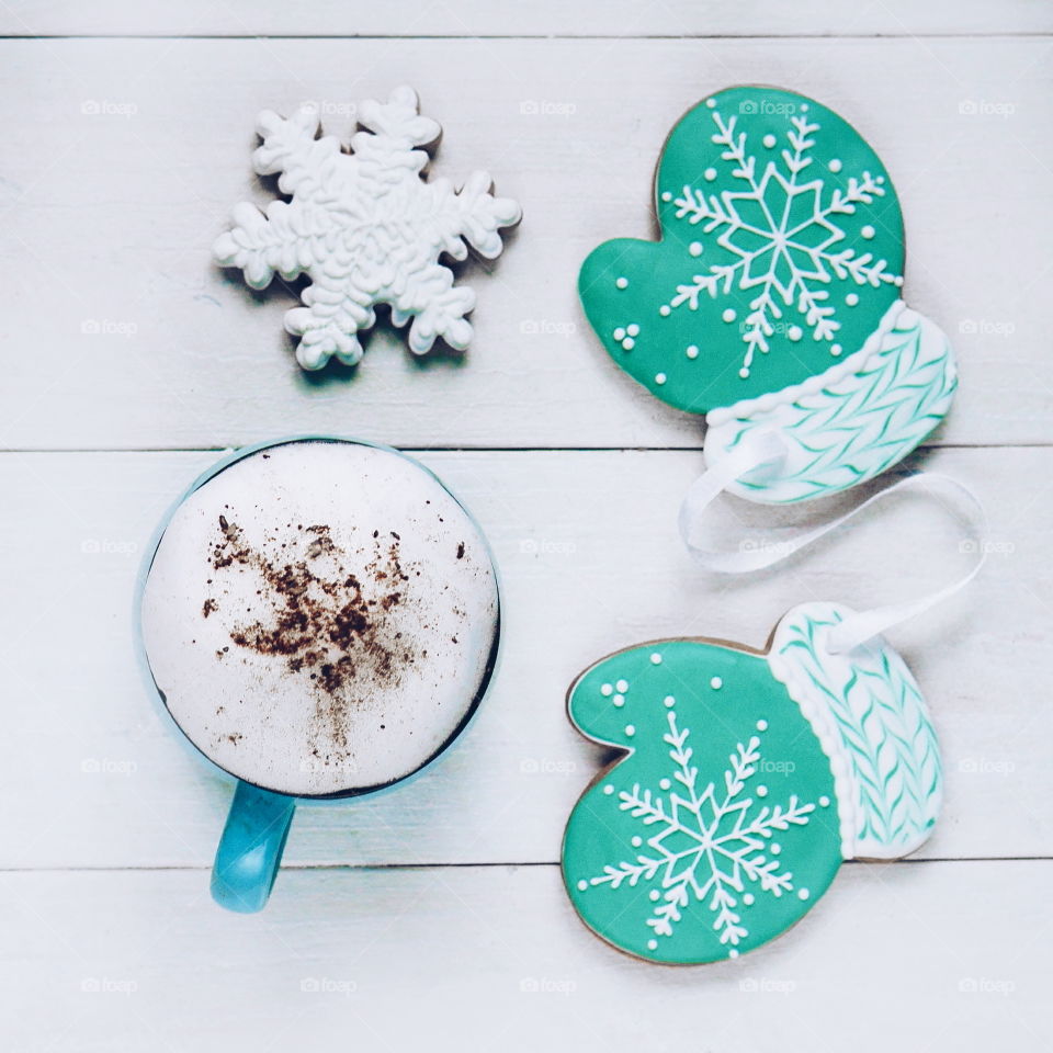 Snowflake gingerbread cookie with hot chocolate