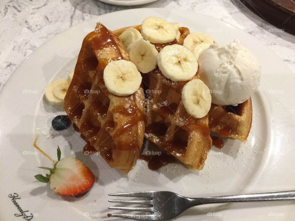 Caramel waffles with bananas 🍌 