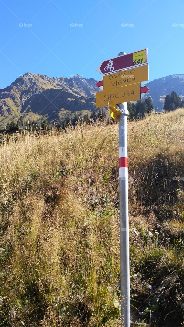 mountain road sign leading wanderers in the right direction