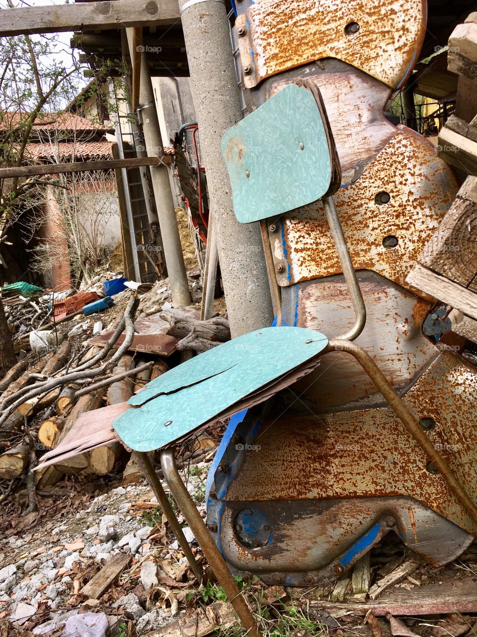 domestic and agricultural objects in bulk on the back of a country house