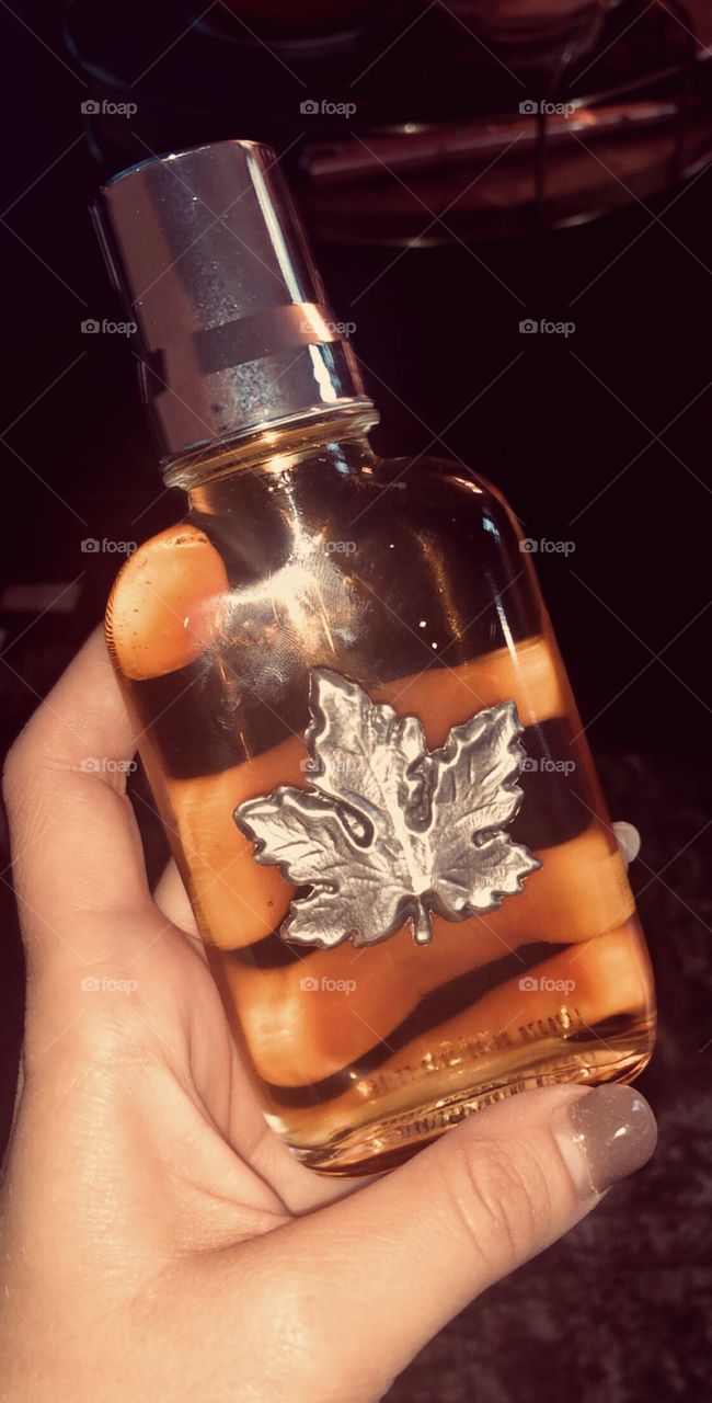 Delicious, pure Canadian Maple Syrup encased in a beautiful glass bottle adorned with a lovely silver maple leaf. 