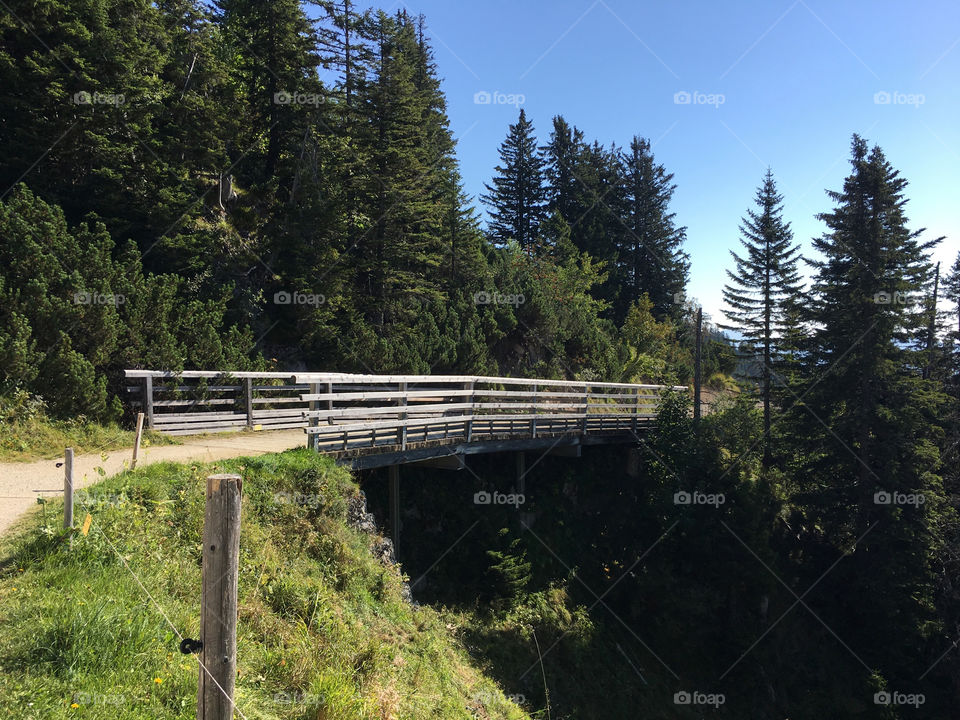 Das ist mein Foto einer hängenden Brücke in den Bergen.