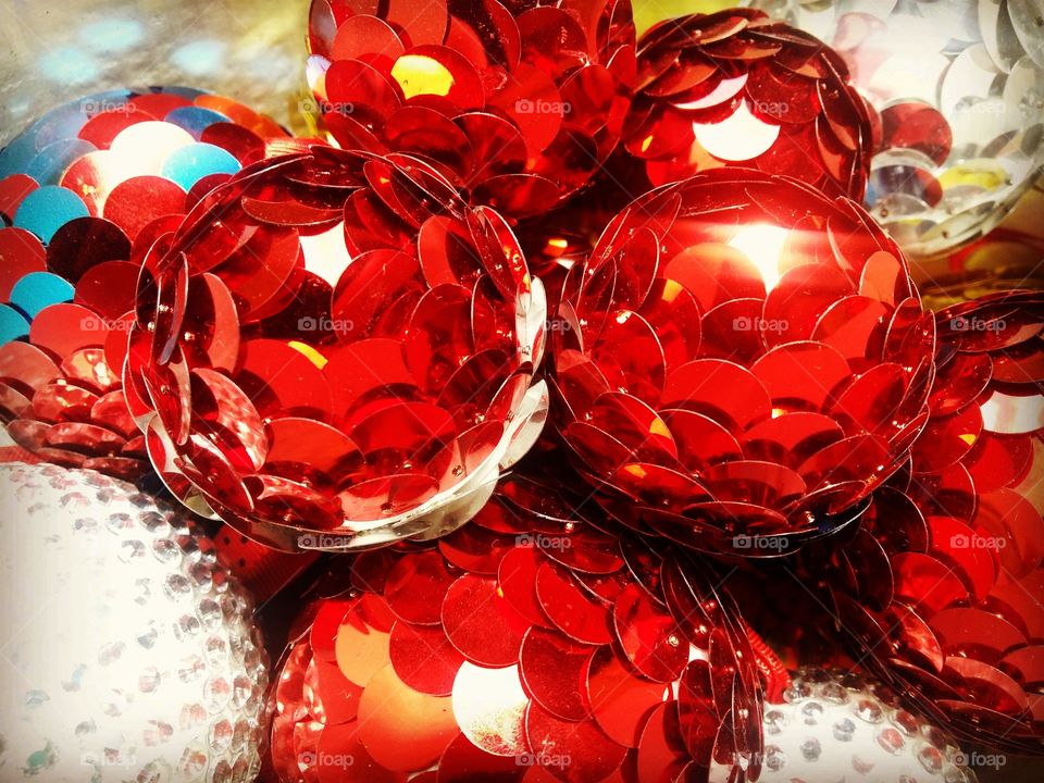 Bolas de Natal de escamas de brilho vermelho produzidas artesanalmente por minha família .