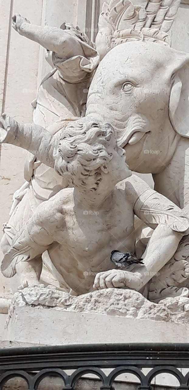 statue praca commercio lisbon