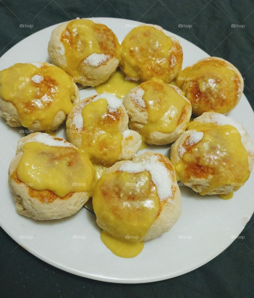 Pão doce de minuto com creme holandês.