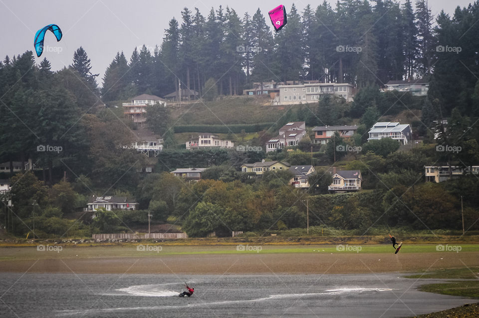 Autumn on the Canadian Pacific Coast brings rain & wind. This brings out the wind/kite surf boarders in droves. The wind & waves make fantastic conditions for speeding across the water & lifting into the air. And rain doesn’t keep us indoors! 💨