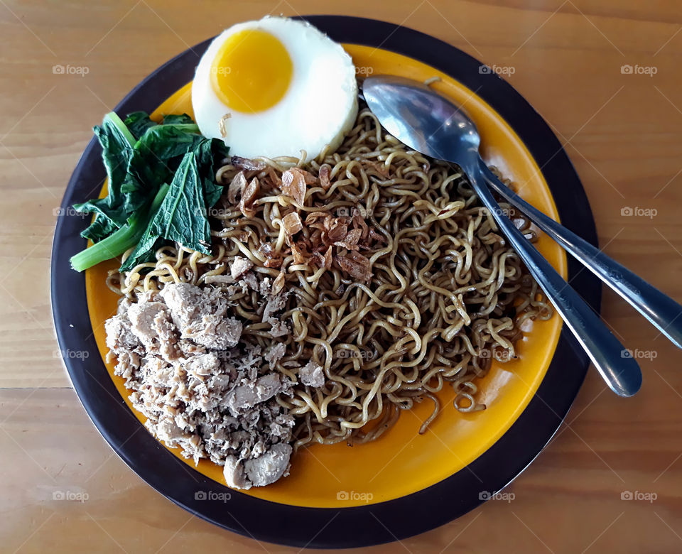 fried noodle on a plate