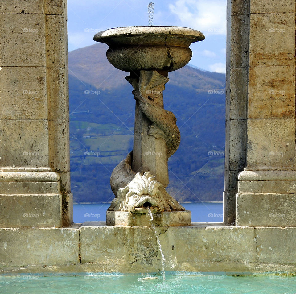 Fontana sul Lago del Turano