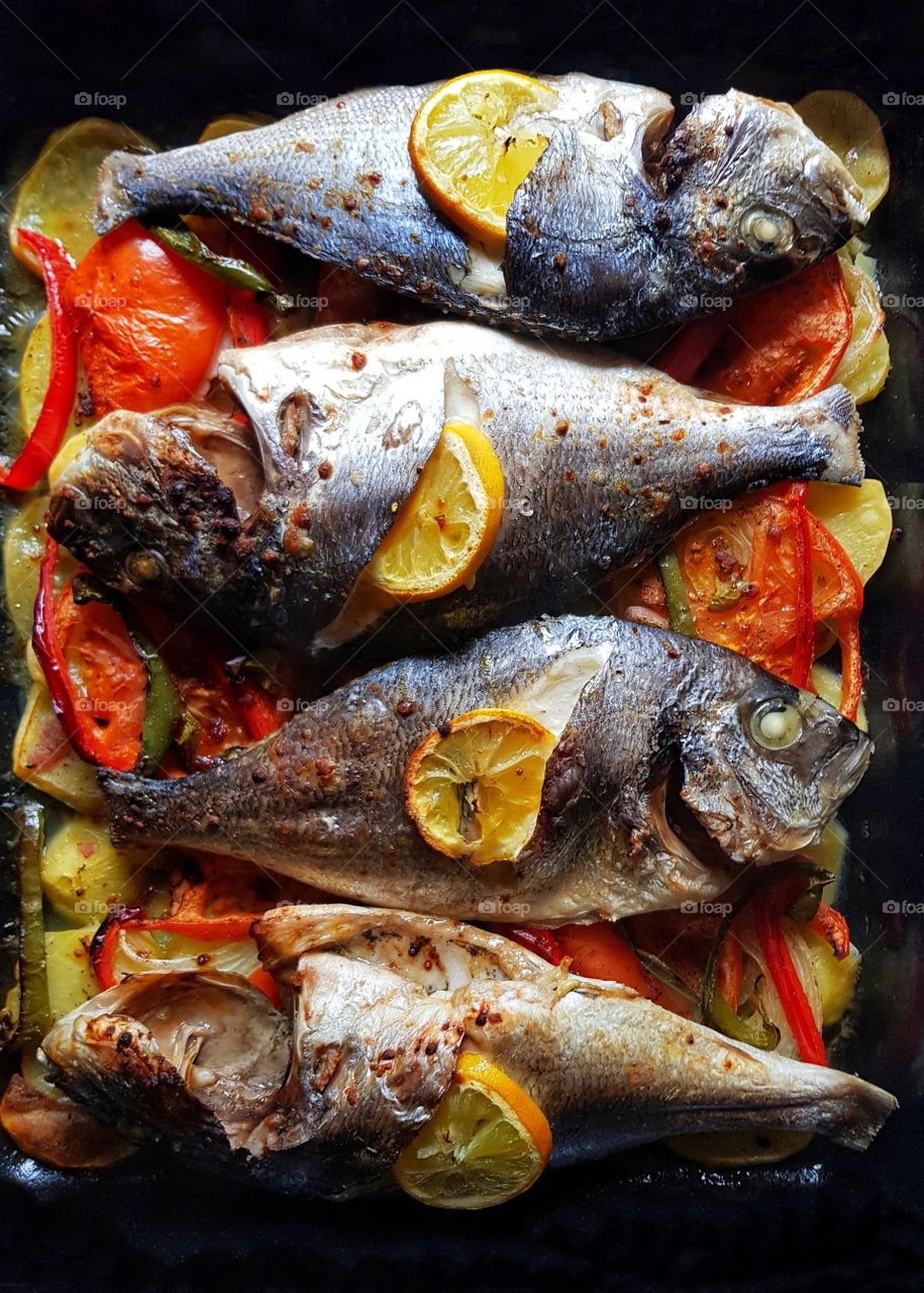 Cooking fish and vegetables in the oven