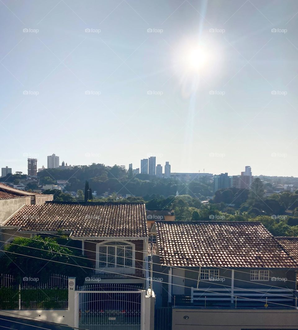 Arre que veio o sol!
Depois de uma manhã muito gelada, o Astro-Rei surgiu e deu uma boa esquentadinha…
Sem nuvens no céu! Só falta o calor.