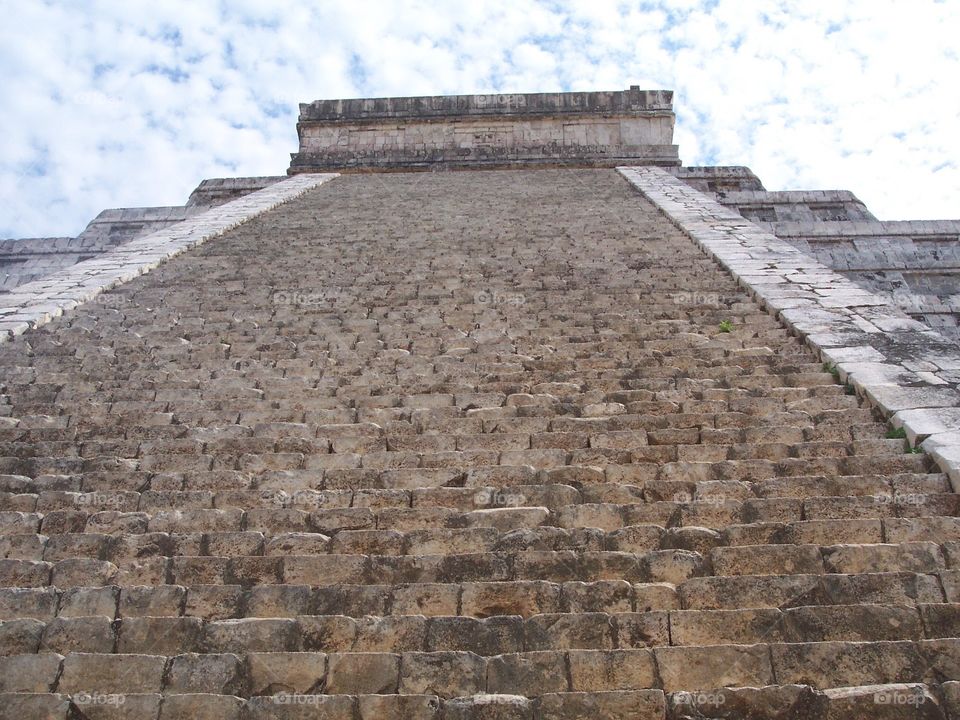 Mayan pyramid at chichen itza
