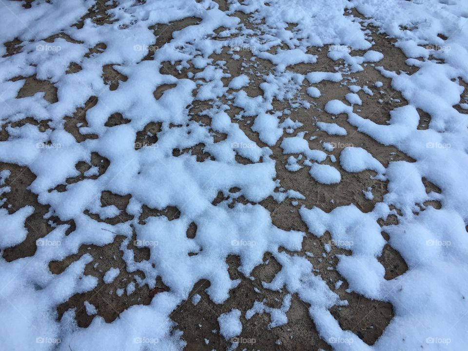 Snow patterned on the ground 