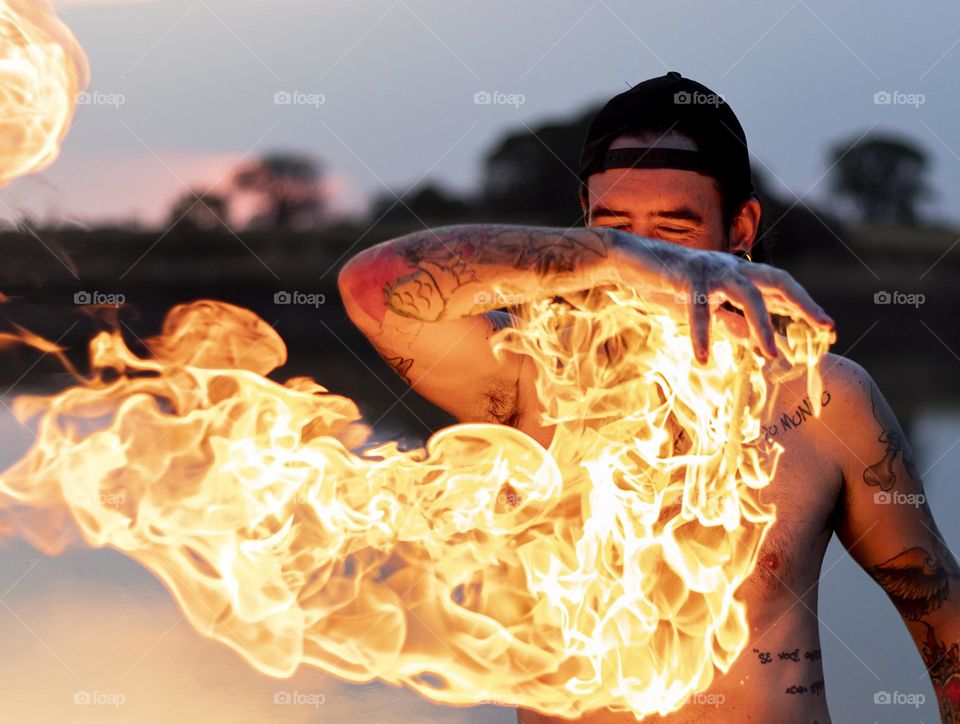 fogo saindo da mão.